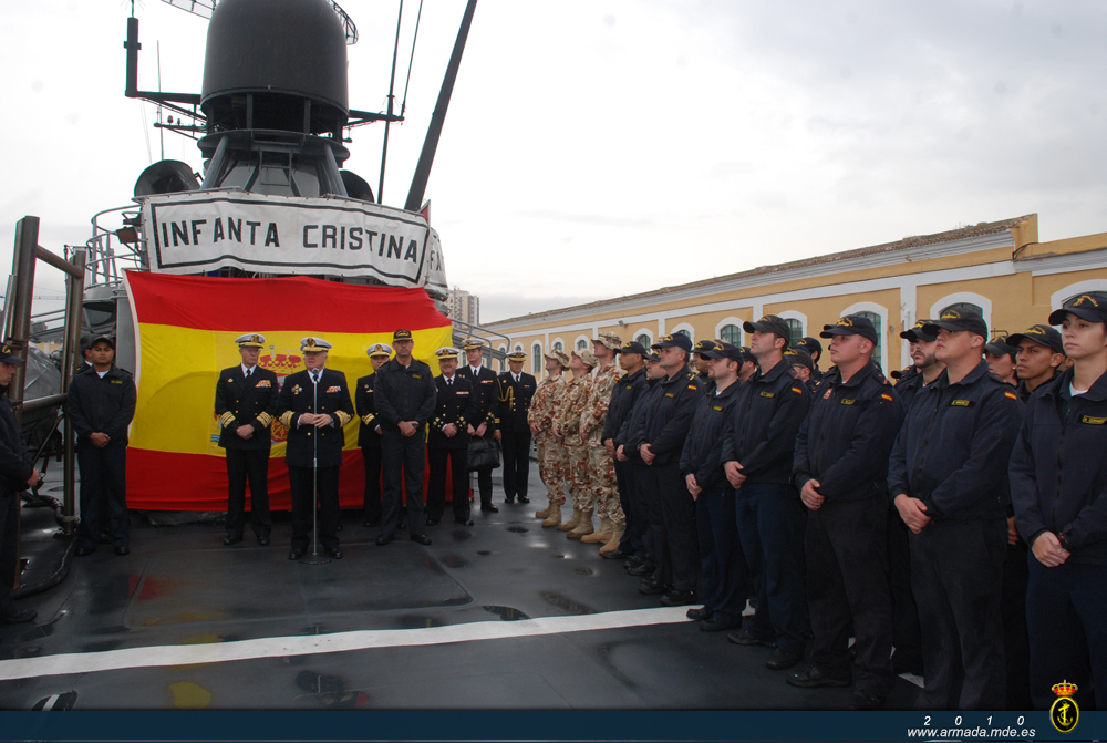 El Almirante Jefe de Estado Mayor de la Armada da la bienvenida y felicita a la dotación por el cumplimiento de la compleja misión